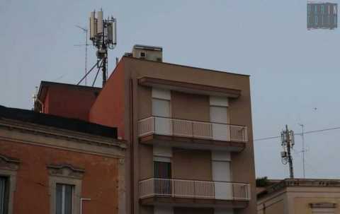 L'affare antenne telefoniche: se le installi sul tuo terrazzo ti pagano migliaia di euro